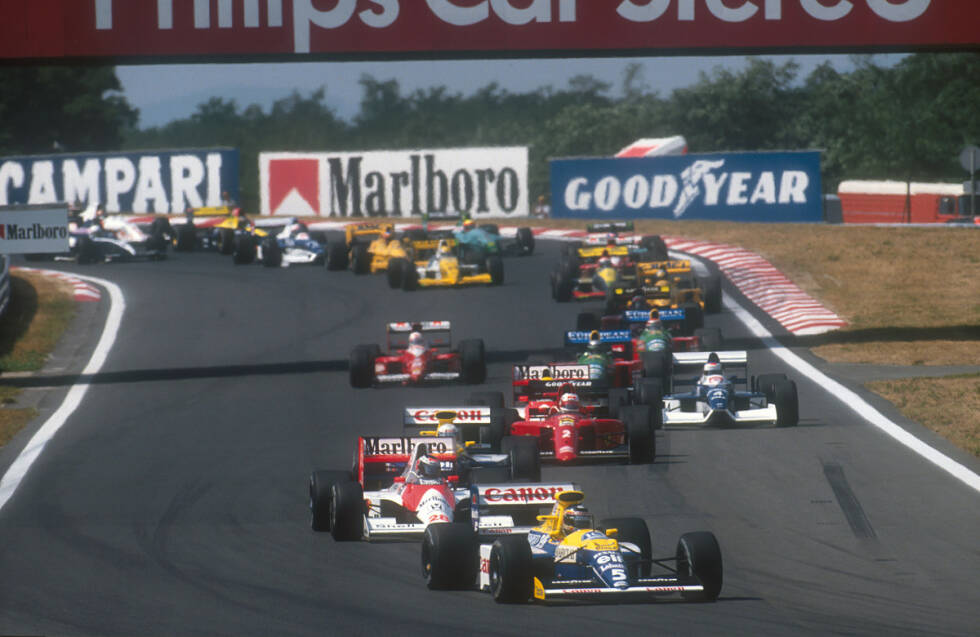 Foto zur News: Auch 1990 sorgt der Grand Prix von Ungarn wieder für ein ungewohntes Bild. Es ist das einzige Mal in der Saison, dass kein McLaren oder Ferrari auf Pole steht. Stattdessen ist dort mit dem Belgier Thierry Boutsen ein Williams-Faher, der das Rennen nach 77 Runden auch vor Senna und Piquet gewinnt.