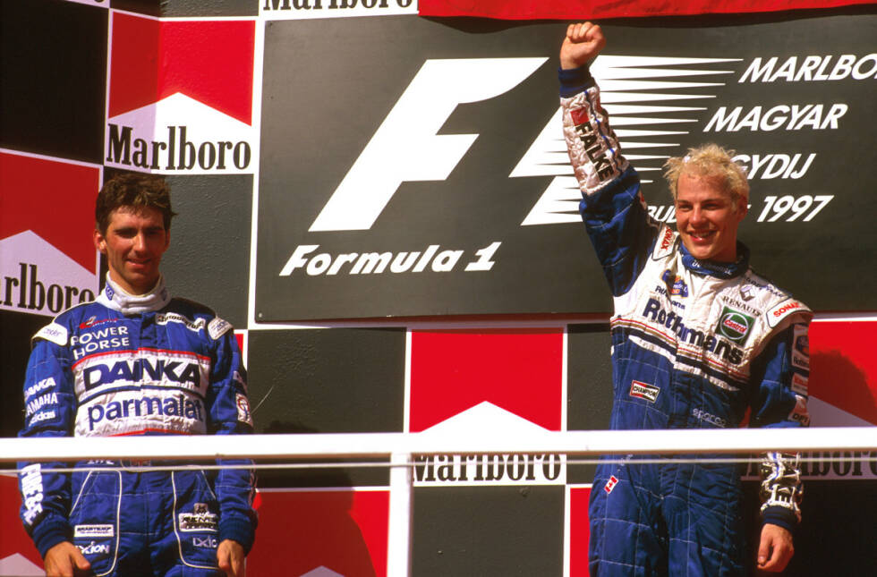 Foto zur News: 1997 kann Damon Hill die Bridgestone-Reifen bei großer Hitze im Qualifying nutzen und fährt mit seinem Arrows bis auf Platz drei. Im Rennen führt Damon Hill dann sogar souverän. Doch in der letzten Runde hat Hill einen Getriebeschaden und kann nur noch um den Kurs zuckeln. Jacques Villeneuve im Williams überholt ihn daraufhin und gewinnt vor Hill und Johnny Herbert im Sauber. Trotzdem ist es das beste Saison-Ergebnis für den Briten und sein Team.