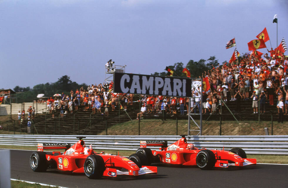 Foto zur News: 2001 gewinnt Michael Schumacher das Rennen in Ungarn vor seinem Teamkollegen Rubens Barrichello und David Coulthard. Es ist Schumachers 51. Sieg in der Formel-1. Damit hat der Deutsche zu diesem Zeitpunkt den Rekord von Alain Prost eingestellt und sich den vierten WM-Titel gesichert, den zweiten in Folge mit Ferrari. Außerdem gewinnt das Team mit dem Doppelsieg von Schumacher und Barrichello ebenfalls vorzeitig die Konstrukteursmeisterschaft.