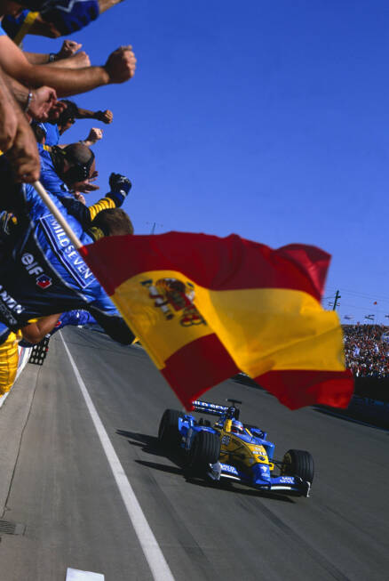 Foto zur News: Zwei Jahre später erstrahlt in Ungarn ein neuer Stern am Formel-1-Himmel. Sein Name: Fernando Alonso. Bereits im Qualifying sichert sich Alonso die erste Position. Und auch im Rennen gibt sie der Spanier nicht mehr ab und gewinnt mit 22 Jahren als bis dato jüngster Fahrer ein Rennen. Außerdem ist er der erste Spanier überhaupt, der ein Formel-1-Rennen gewinnen kann.