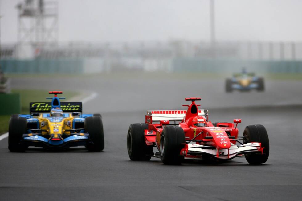 Foto zur News: 2006 ignoriert Michael Schumacher am Hungaroring im Training eine rote Flagge und überholt trotzdem. Doch auch sein Konkurrent Fernando Alonso erlaubt sich zwei Fehler und verursacht eine gefährliche Situation mit Robert Dornboos und überholt unter Gelb. Beide erhalten deswegen im Qualifying eine 2-Sekunden-Strafe und gehen von den Startplätzen 11 (Schumacher) beziehungsweise 15 (Alonso) ins Rennen. Der Spanier startet eine furiose Aufholjagd, scheidet aber mit zwei losen Radmuttern aus. Schumacher fällt auf Platz zwei mit defekter Radaufhängung aus. Jenson Button gewinnt seinen ersten Grand Prix, vor Pedro de la Rosa und Nick Heidfeld.