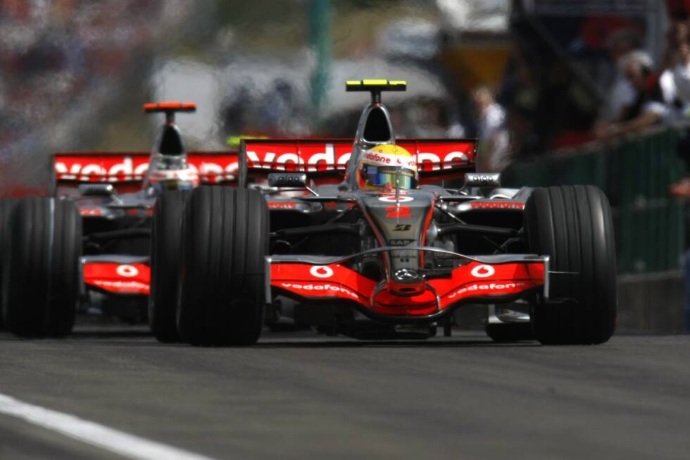 Foto zur News: Im Jahr Eins nach Schumacher gibt es Streit im Team von McLaren. Alonso behindert seinen Teamkollegen Lewis Hamilton auf seiner letzten fliegenden Runde im Qualifying und bekommt deswegen die Pole-Position aberkannt und wird fünf Plätze nach hinten versetzt. Alonso startet zwar noch eine Aufholjagd, kommt aber nur auf Platz vier. Hamilton gewinnt souverän.