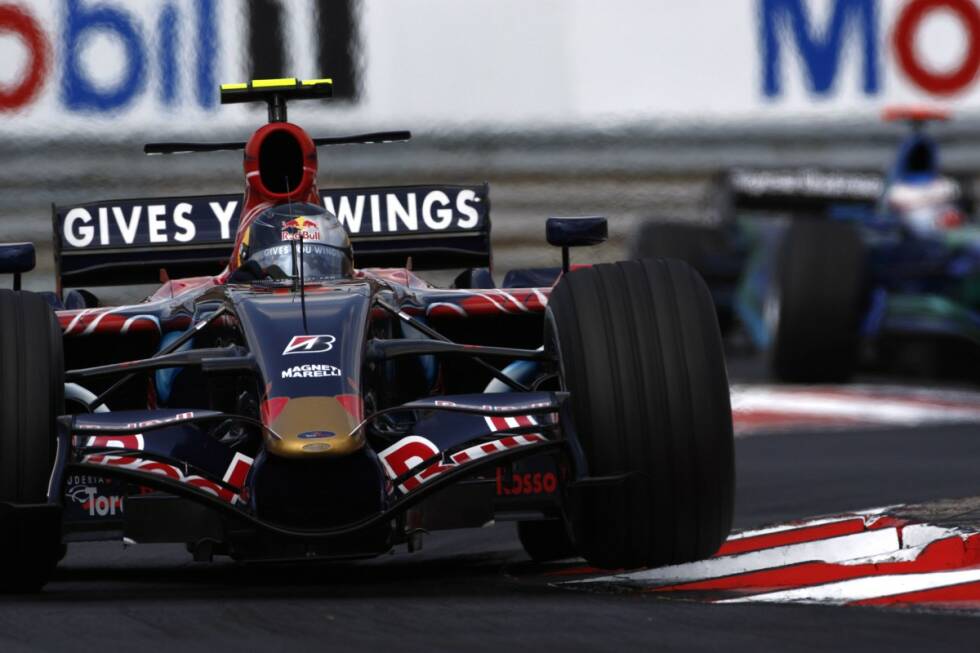 Foto zur News: Im selben Rennen feiert ein Fahrer Premiere in einem Nachwuchs-Team. Sebastian Vettel geht das erste Mal für Toro Rosso an den Start und wird am Hungaroring immerhin beachtlicher Sechzehnter.
