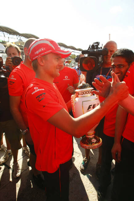 Foto zur News: 2008 kann Heikki Kovalainen seinen ersten Sieg feiern. Damit reiht er sich als vierter Finne in die Sieger-Bücher der Formel 1 ein. Insgesamt ist Kovalainen auch noch der 100. Sieger in der Geschichte der Formel 1. Außerdem steht der zweitplatzierte Timo Glock erstmals in seiner Formel-1-Karriere auf dem Podium. Dritter wird Kimi Räikkönen.