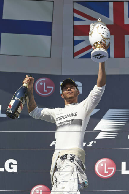 Foto zur News: 2013 kann erneut Lewis Hamilton von der obersten Stufe des Treppchens in Ungarn winken. Der Brite gewinnt sein erstes Rennen für Mercedes.