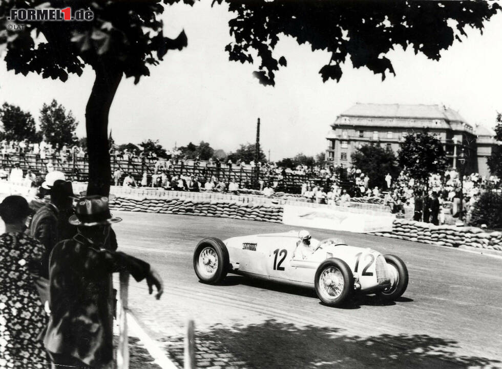 Erstmals wird ein Grand Prix von Ungarn bereits 1936 ausgetragen. Am 21. Juni verfolgen rund 100.000 Zuschauer das Rennen auf einer engen, verwinkelten Strecke im Nepliget-Park in Budapest. Alle Mercedes-Fahrzeuge fallen aus und Alfa-Romeo-Pilot Nuvolari gewinnt souverän vor den Fahrern der Auto Union. Der Lauf zählte damals allerdings noch nicht zur ausgetragenen Europameisterschaft. Erst 50 Jahre später wurde es ein offizieller Lauf der Formel-1-Weltmeisterschaft. Erstmals wird ein Grand Prix von Ungarn bereits 1936 ausgetragen. Am 21. Juni verfolgen rund 100.000 Zuschauer das Rennen auf einer engen, verwinkelten Strecke im Nepliget-Park in Budapest. Alle Mercedes-Fahrzeuge fallen aus und Alfa-Romeo-Pilot Nuvolari gewinnt souverän vor den Fahrern der Auto Union. Der Lauf zählte damals allerdings noch nicht zur ausgetragenen Europameisterschaft. Erst 50 Jahre später wurde es ein offizieller Lauf der Formel-1-Weltmeisterschaft.