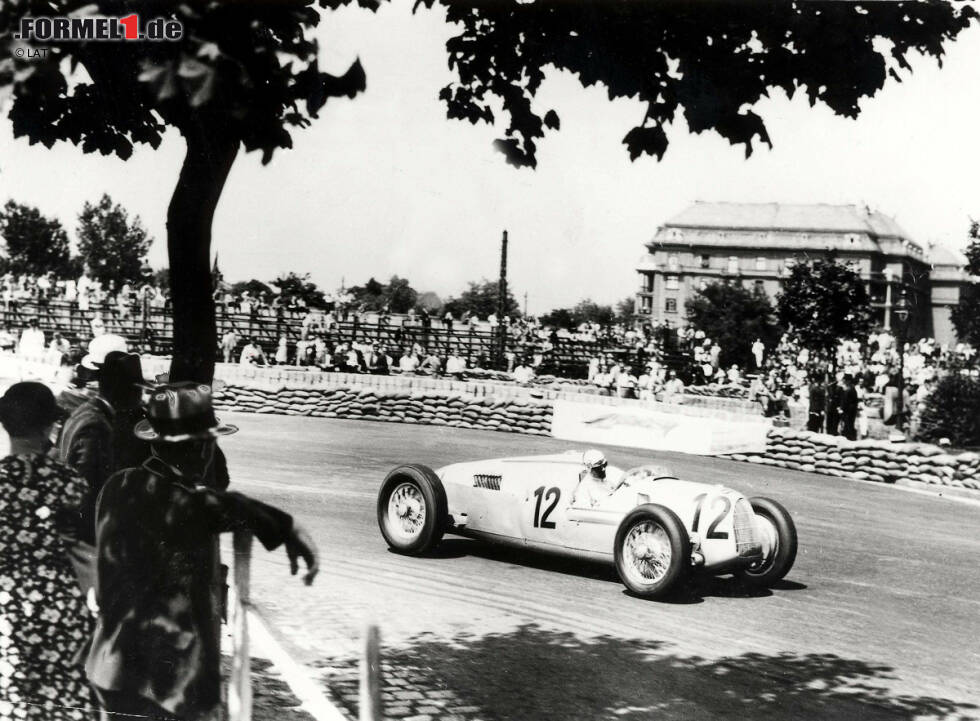 Foto zur News: Erstmals wird ein Grand Prix von Ungarn bereits 1936 ausgetragen. Am 21. Juni verfolgen rund 100.000 Zuschauer das Rennen auf einer engen, verwinkelten Strecke im Nepliget-Park in Budapest. Alle Mercedes-Fahrzeuge fallen aus und Alfa-Romeo-Pilot Nuvolari gewinnt souverän vor den Fahrern der Auto Union. Der Lauf zählte damals allerdings noch nicht zur ausgetragenen Europameisterschaft. Erst 50 Jahre später wurde es ein offizieller Lauf der Formel-1-Weltmeisterschaft.