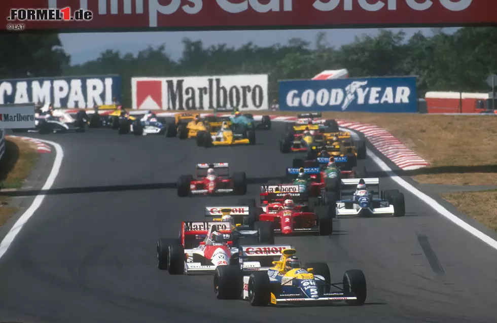 Foto zur News: Auch 1990 sorgt der Grand Prix von Ungarn wieder für ein ungewohntes Bild. Es ist das einzige Mal in der Saison, dass kein McLaren oder Ferrari auf Pole steht. Stattdessen ist dort mit dem Belgier Thierry Boutsen ein Williams-Faher, der das Rennen nach 77 Runden auch vor Senna und Piquet gewinnt.