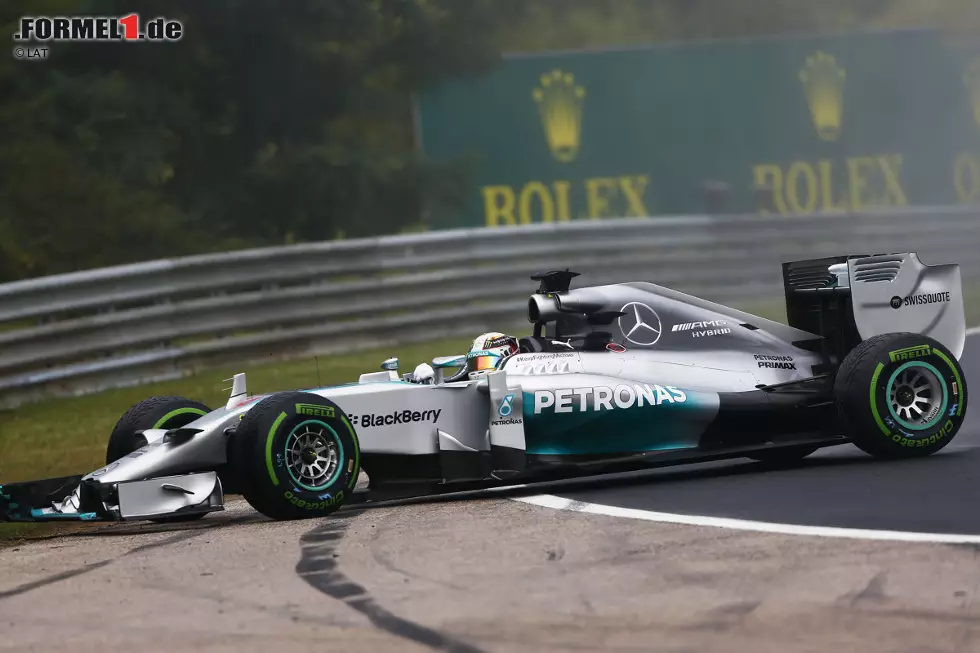 Im Folgejahr ist Mercedes zwar dominant, erlebt allerdings ein verkorkstes Rennen. Nach einem Brand im Qualifying muss Hamilton von hinten starten und dreht sich in der ersten Runde. Dennoch kommt er als Dritter noch auf das Podest, weil ihn der chaostische Rennverlauf nach vorne spült. Den Rennsieg feiert Daniel Riccardo (Red Bull) vor Fernando Alonso (Ferrari). Foto zur News: Im Folgejahr ist Mercedes zwar dominant, erlebt allerdings ein verkorkstes Rennen. Nach einem Brand im Qualifying muss Hamilton von hinten starten und dreht sich in der ersten Runde. Dennoch kommt er als Dritter noch auf das Podest, weil ihn der chaostische Rennverlauf nach vorne spült. Den Rennsieg feiert Daniel Riccardo (Red Bull) vor Fernando Alonso (Ferrari).