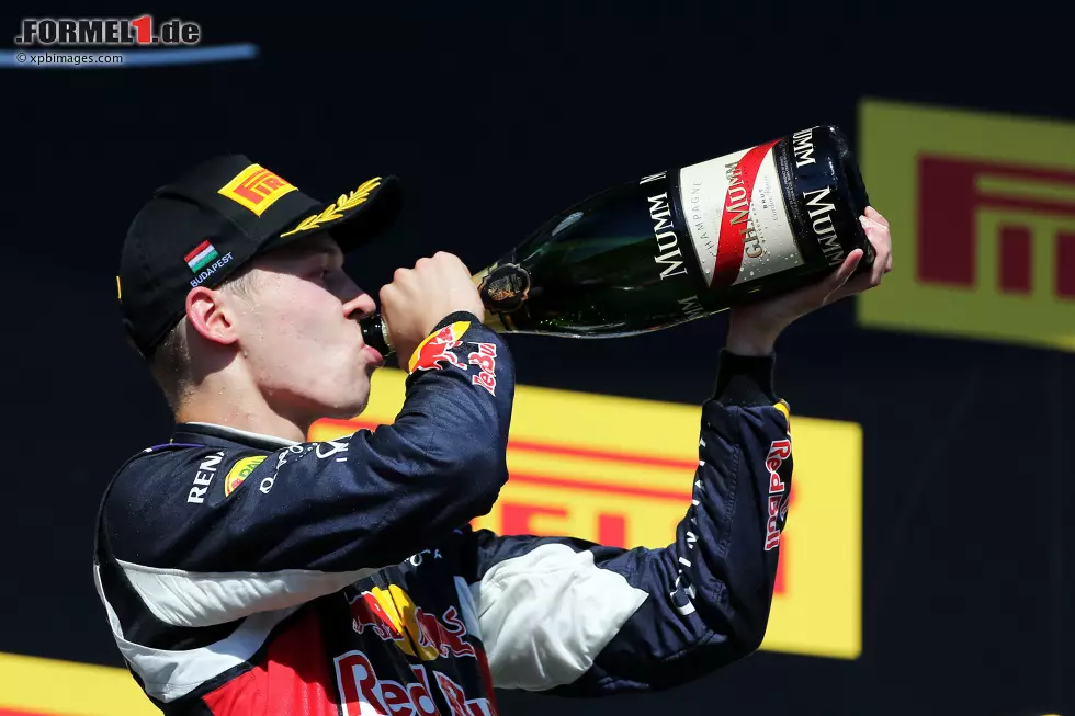 Verrückt ist es auch 2015: Weil sich die Mercedes schon in der ersten Runde berühren und durch Strafen, Plattfüße und Kollisionen weit nach hinten fallen, können andere auf dem Podium stehen. Daniil Kwjat darf als Zweiter hinter Vettel seine erste Champagnerzeremonie begehen. Youngster Max Verstappen (Toro Rosso) erstaunt mit Rang vier. Foto zur News: Verrückt ist es auch 2015: Weil sich die Mercedes schon in der ersten Runde berühren und durch Strafen, Plattfüße und Kollisionen weit nach hinten fallen, können andere auf dem Podium stehen. Daniil Kwjat darf als Zweiter hinter Vettel seine erste Champagnerzeremonie begehen. Youngster Max Verstappen (Toro Rosso) erstaunt mit Rang vier.