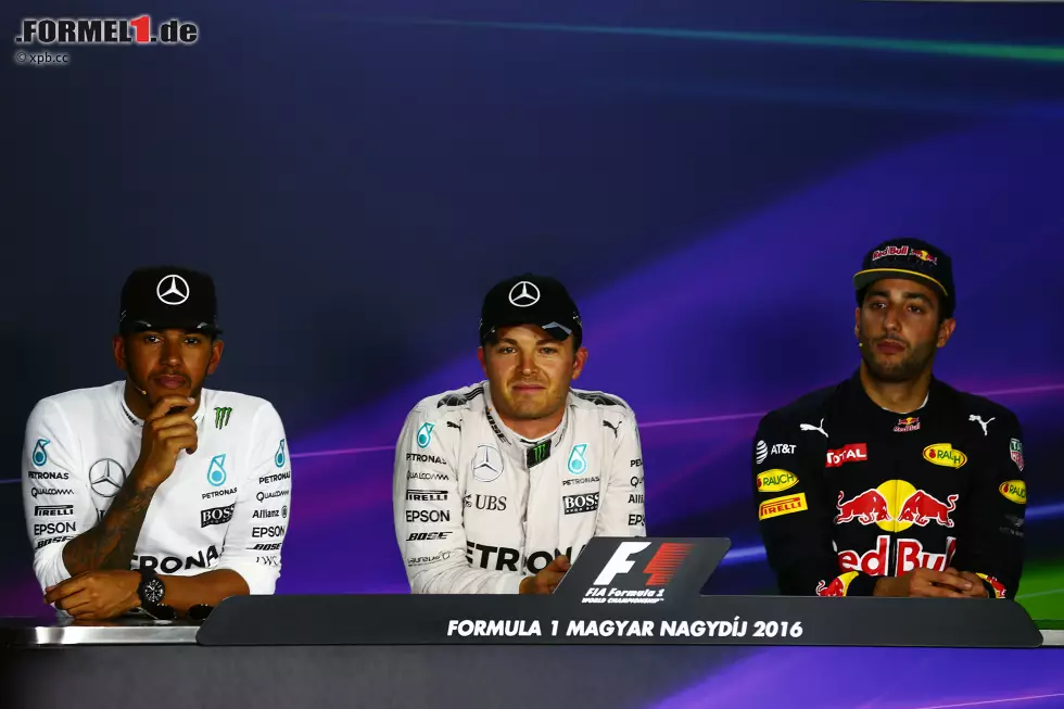 2016 gibt es ein weiteres Kapitel im "Krieg der Sterne". Nico Rosberg fährt trotz doppelt geschwenkter gelber Flaggen auf Pole. Die Rennleitung spricht ihn nach einer Untersuchung frei. Erst danach wird bekannt, dass Lewis Hamilton seinen Teamkollegen bei den Rennkommissaren "angeschwärzt" hat. Foto zur News: 2016 gibt es ein weiteres Kapitel im "Krieg der Sterne". Nico Rosberg fährt trotz doppelt geschwenkter gelber Flaggen auf Pole. Die Rennleitung spricht ihn nach einer Untersuchung frei. Erst danach wird bekannt, dass Lewis Hamilton seinen Teamkollegen bei den Rennkommissaren "angeschwärzt" hat.