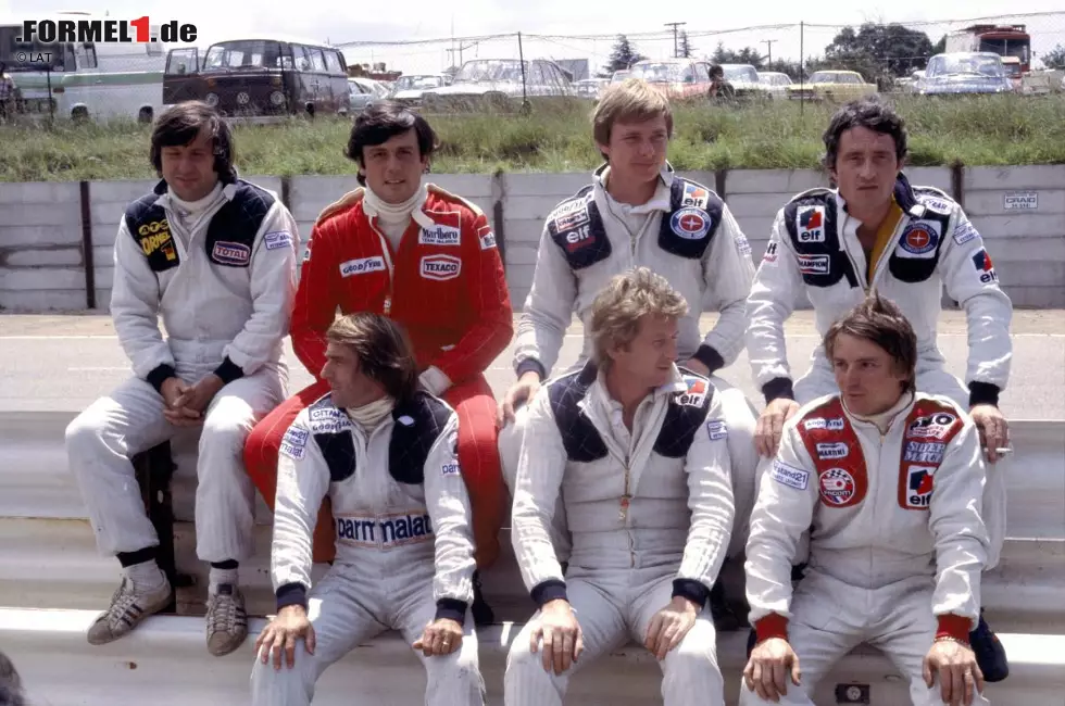 Südafrika 1978: Arnoux' erster Auftritt in der Königsklasse. Die damaligen Vertreter der "Grande Nation": Jean-Pierre Jarier, Patrick Tambay, Didier Pironi und Patrick Depailler (hintere Reihe von links nach rechts) sowie Jacques Laffite, Jean-Pierre Jabouille und Arnoux (vordere Reihe von links nach rechts). Foto zur News: Südafrika 1978: Arnoux' erster Auftritt in der Königsklasse. Die damaligen Vertreter der "Grande Nation": Jean-Pierre Jarier, Patrick Tambay, Didier Pironi und Patrick Depailler (hintere Reihe von links nach rechts) sowie Jacques Laffite, Jean-Pierre Jabouille und Arnoux (vordere Reihe von links nach rechts).