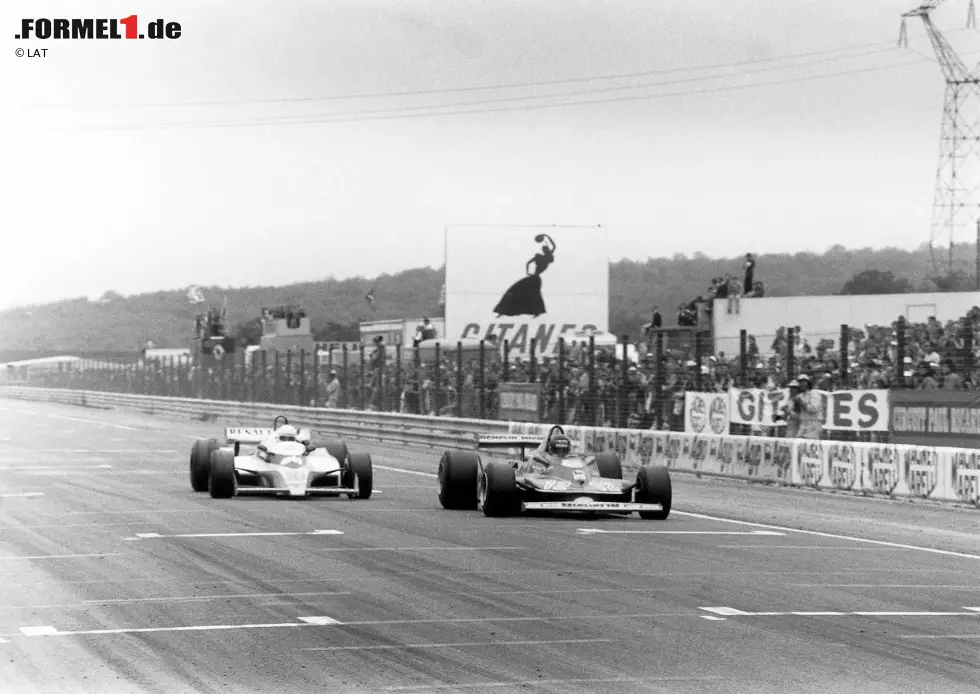 ... legendären Duell der beiden im Kampf um Platz zwei. Villeneuve setzt sich nach mehreren Berührungen schließlich knapp durch. Foto zur News: ... legendären Duell der beiden im Kampf um Platz zwei. Villeneuve setzt sich nach mehreren Berührungen schließlich knapp durch.