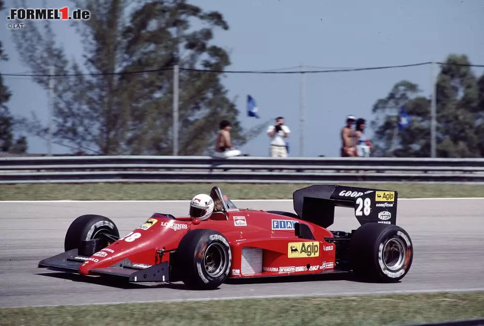 Die Saison 1985 beginnt Arnoux mit Platz vier beim Grand Prix von Brasilien in Rio de Janeiro, doch noch vor dem zweiten Saisonlauf in Imola trennen sich die Wege des Franzosen und der Scuderia aus Maranello. Arnoux muss den Rest der Saison zuschauen und kehrt erst ... Foto zur News: Die Saison 1985 beginnt Arnoux mit Platz vier beim Grand Prix von Brasilien in Rio de Janeiro, doch noch vor dem zweiten Saisonlauf in Imola trennen sich die Wege des Franzosen und der Scuderia aus Maranello. Arnoux muss den Rest der Saison zuschauen und kehrt erst ...