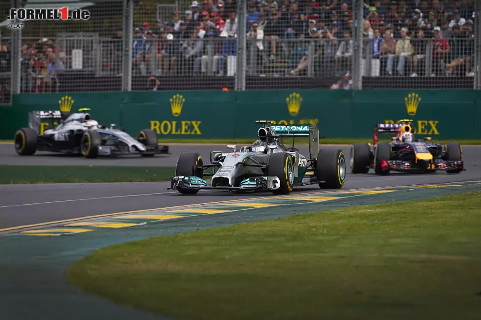 An der Spitze ist Nico Rosberg auch nach der Safety-Car-Phase weiter der dominierende Mann. Der Deutsche zieht der Konkurrenz ein weiteres Mal davon und hat am Ende fast eine halbe Minute Vorsprung auf die Verfolger. Daniel Ricciardo und Kevin Magnussen bleibt nur der Kampf um Position zwei. Den kann der Australier auf der Strecke zunächst für sich entscheiden. Foto zur News: An der Spitze ist Nico Rosberg auch nach der Safety-Car-Phase weiter der dominierende Mann. Der Deutsche zieht der Konkurrenz ein weiteres Mal davon und hat am Ende fast eine halbe Minute Vorsprung auf die Verfolger. Daniel Ricciardo und Kevin Magnussen bleibt nur der Kampf um Position zwei. Den kann der Australier auf der Strecke zunächst für sich entscheiden.