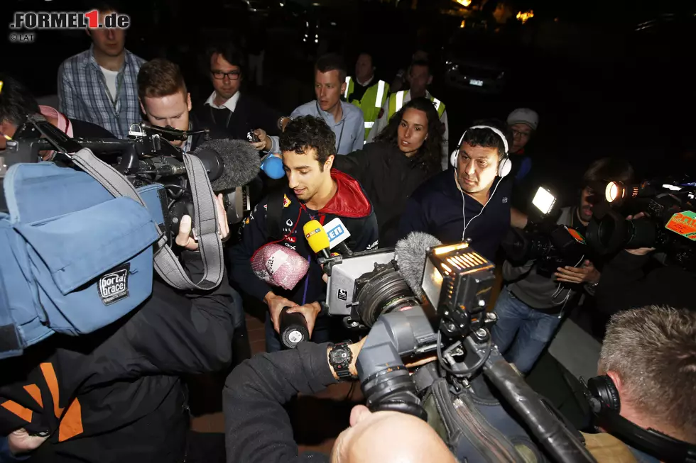 Der Benzindurchfluss am RB10 des Australiers lag über der erlaubten Menge von 100 Kilogramm pro Stunde. Fünf Stunden nach Rennende ist es dann Gewissheit: Die Rennkommissare disqualifizieren Ricciardo nachträglich, sein zweiter Platz geht stattdessen an Magnussen. Red Bull muss erstmals seit dem Grand Prix von Italien 2012 eine Rennstrecke ohne Punkte im Gepäck verlassen. Foto zur News: Der Benzindurchfluss am RB10 des Australiers lag über der erlaubten Menge von 100 Kilogramm pro Stunde. Fünf Stunden nach Rennende ist es dann Gewissheit: Die Rennkommissare disqualifizieren Ricciardo nachträglich, sein zweiter Platz geht stattdessen an Magnussen. Red Bull muss erstmals seit dem Grand Prix von Italien 2012 eine Rennstrecke ohne Punkte im Gepäck verlassen.