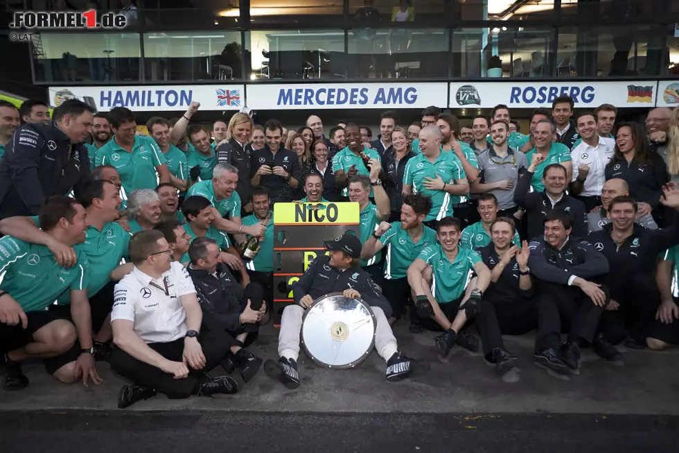 Während bei Red Bull nun Frustbewältigung angesagt ist, darf bei Mercedes gleich doppelt gefeiert werden, denn der Erfolg von Nico Rosberg ist ein ganz besonderer für die Silberpfeile: Nachdem Lewis Hamilton am Samstag bereits die 100. Pole herausgefahren hatte, sorgt sein Teamkollege nun auch für den 100. Sieg eines Mercedes-Motors in der Formel 1. Foto zur News: Während bei Red Bull nun Frustbewältigung angesagt ist, darf bei Mercedes gleich doppelt gefeiert werden, denn der Erfolg von Nico Rosberg ist ein ganz besonderer für die Silberpfeile: Nachdem Lewis Hamilton am Samstag bereits die 100. Pole herausgefahren hatte, sorgt sein Teamkollege nun auch für den 100. Sieg eines Mercedes-Motors in der Formel 1.
