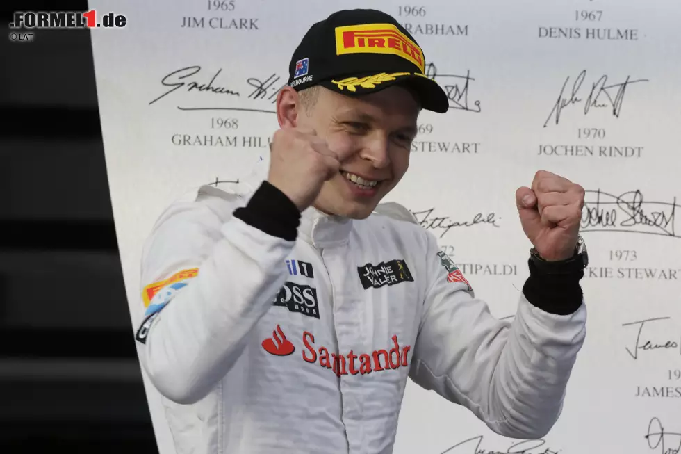 ... landet sensationell auf Rang zwei: Kevin Magnussen ist damit der beste Rookie in der Formel 1 seit Jacques Villeneuve, der 1996 im Albert Park ebenfalls auf Rang zwei raste. Magnussen ist dadurch schon jetzt erfolgreicher als sein Vater Jan, der in insgesamt 25 Grands Prix nur einen einzigen Zähler geholt hat. Auf dem Podium erhält der Däne allerdings nur die Trophäe für den drittschnellsten Fahrer, denn... Foto zur News: ... landet sensationell auf Rang zwei: Kevin Magnussen ist damit der beste Rookie in der Formel 1 seit Jacques Villeneuve, der 1996 im Albert Park ebenfalls auf Rang zwei raste. Magnussen ist dadurch schon jetzt erfolgreicher als sein Vater Jan, der in insgesamt 25 Grands Prix nur einen einzigen Zähler geholt hat. Auf dem Podium erhält der Däne allerdings nur die Trophäe für den drittschnellsten Fahrer, denn...