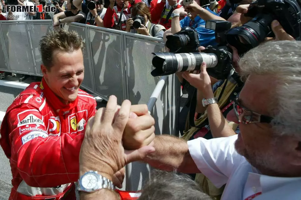 Im zweiten Qualifying am Samstag gelingt es Schumacher, die Pole-Position zu verteidigen. Als letzten Fahrer auf der Strecke unterbietet der damals fünfmaligen Weltmeister, die Zeit von Räikkönen um 0,039 Sekunden. Foto zur News: Im zweiten Qualifying am Samstag gelingt es Schumacher, die Pole-Position zu verteidigen. Als letzten Fahrer auf der Strecke unterbietet der damals fünfmaligen Weltmeister, die Zeit von Räikkönen um 0,039 Sekunden.