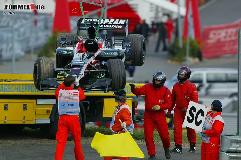 Doch die Renn-Action soll nur kurz andauern, denn schon bald muss das Safety-Car auf die Strecke fahren, nachdem Jos Verstappen seinen Minardi abgestellt hat. Foto zur News: Doch die Renn-Action soll nur kurz andauern, denn schon bald muss das Safety-Car auf die Strecke fahren, nachdem Jos Verstappen seinen Minardi abgestellt hat.