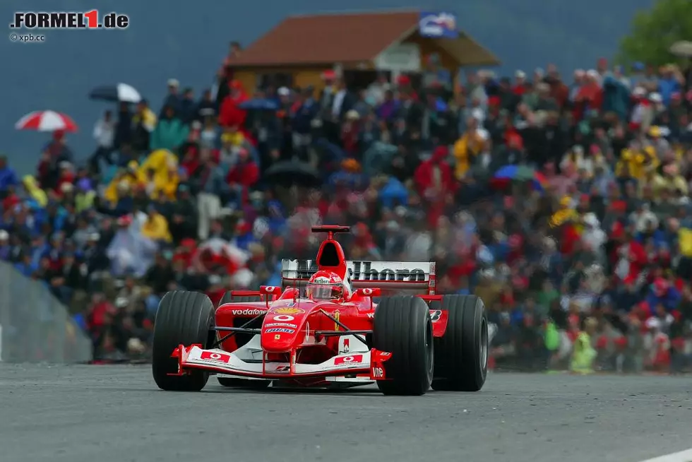 Nach einem kleinen Feuer beim Boxenstopp scheint Schumacher der Sieg durch die Finger zu gleiten, doch der Ferrari-Pilot überholt zunächst Kimi Räikkönen und erbt kurz darauf die Führung, nachdem Montoya mit einem Motorschaden ausfällt. Foto zur News: Nach einem kleinen Feuer beim Boxenstopp scheint Schumacher der Sieg durch die Finger zu gleiten, doch der Ferrari-Pilot überholt zunächst Kimi Räikkönen und erbt kurz darauf die Führung, nachdem Montoya mit einem Motorschaden ausfällt.