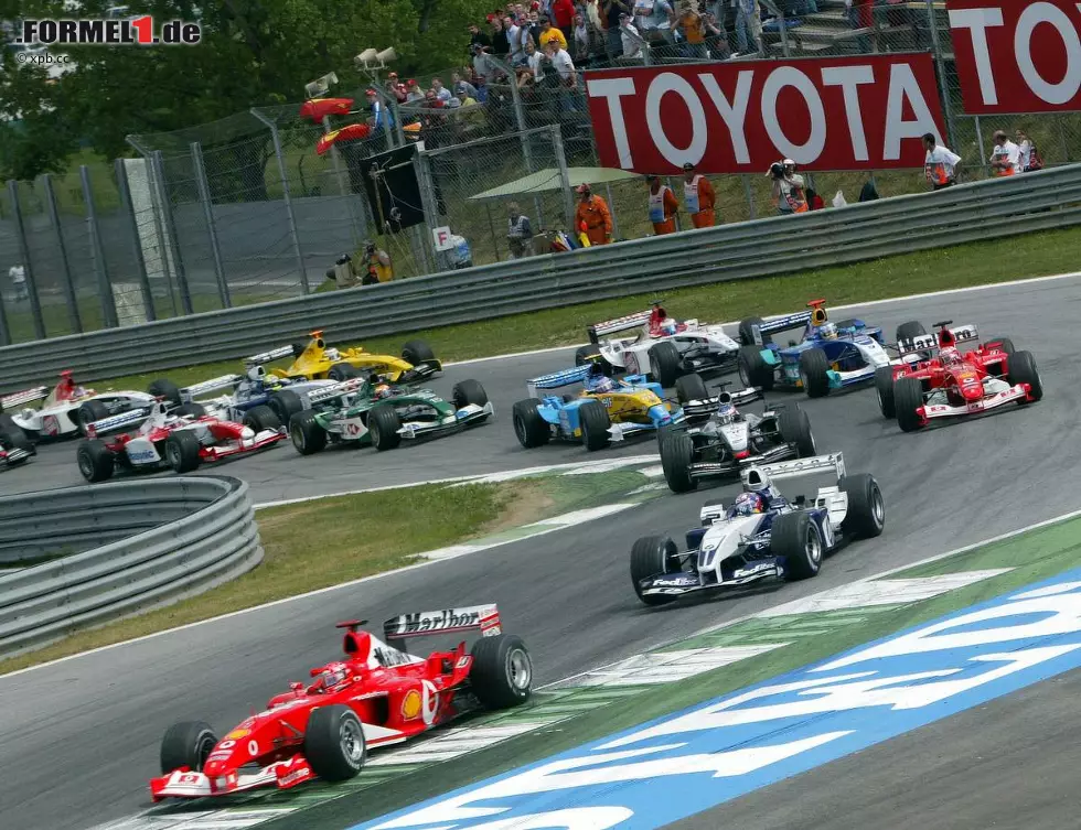 Schumacher führt nach dem Neustart vor Williams-Pilot Juan Pablo Montoya, muss sich aber gegen Angriffe des Kolumbianers zur Wehr setzen. Dritter ist Kimi Räikkönen. Foto zur News: Schumacher führt nach dem Neustart vor Williams-Pilot Juan Pablo Montoya, muss sich aber gegen Angriffe des Kolumbianers zur Wehr setzen. Dritter ist Kimi Räikkönen.