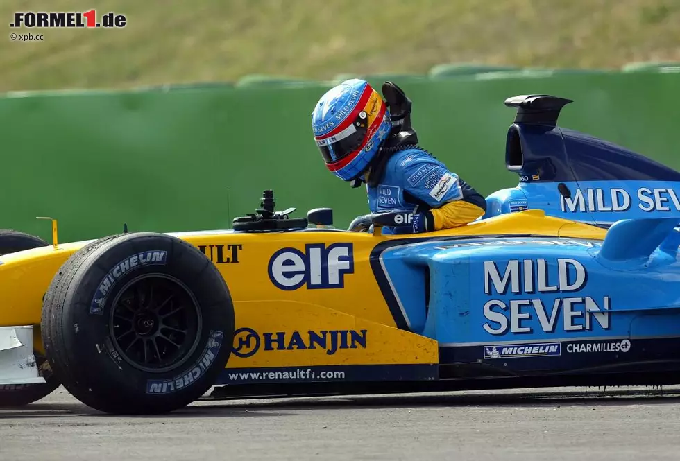 Foto zur News: ...wie Fernando Alonso seinen Renault. Zudem legt der Spanier nach seinem Motorschaden eine Ölsur, die beinahe einigen Kollegen zum Verhängnis wird.