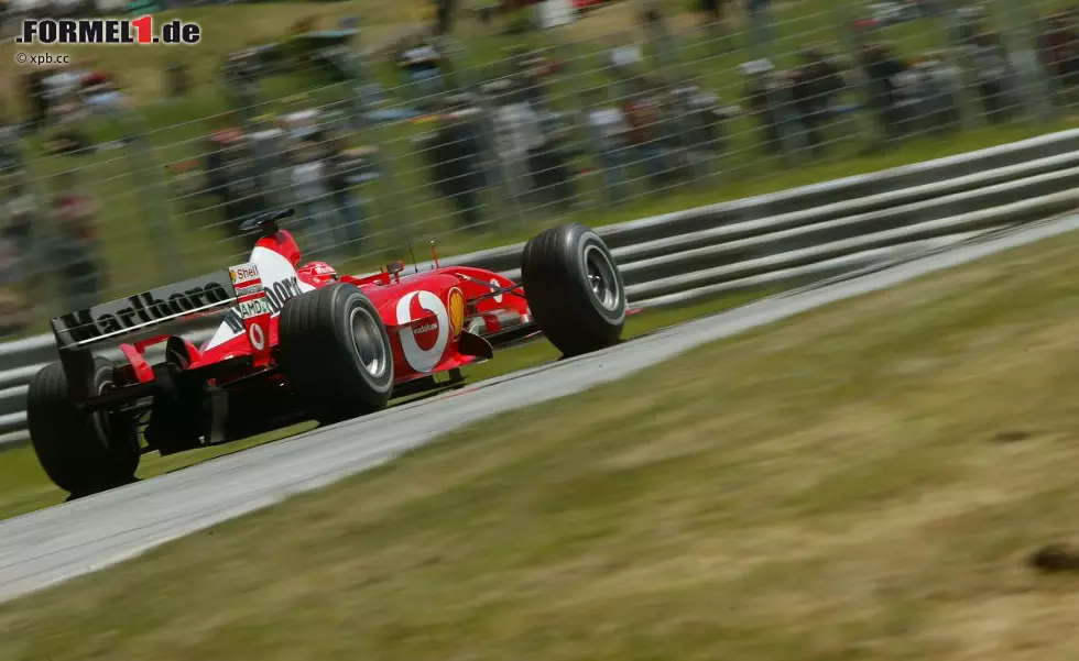 Foto zur News: Doch schon im ersten Teil des Qualifyings, welches damals aus zwei Einzelzeitfahren am Freitag und Samstag besteht, macht Schumacher klar, dass er am A1-Ring der Mann ist, den es zu schlagen gilt. Trotz eines Fahrfehlers in der letzten Kurve stellt der Kerpener seinen F2003-GA mit einer Zeit von 1:07.908 Minuten auf die provisorische Pole-Position.