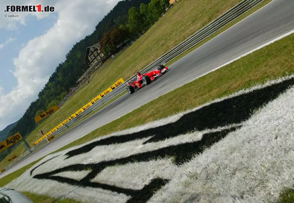 Vor über 11 Jahren, genau am 18. Mai 2003, ist die Formel 1 zum letzten Mal zu Gast in Österreich. Damals fährt die Königsklasse noch auf Rillenreifen, die Strecke von Spielberg hört auf den Namen A1-Ring und Michael Schumacher und Ferrari dominieren die Formel 1. Foto zur News: Vor über 11 Jahren, genau am 18. Mai 2003, ist die Formel 1 zum letzten Mal zu Gast in Österreich. Damals fährt die Königsklasse noch auf Rillenreifen, die Strecke von Spielberg hört auf den Namen A1-Ring und Michael Schumacher und Ferrari dominieren die Formel 1.