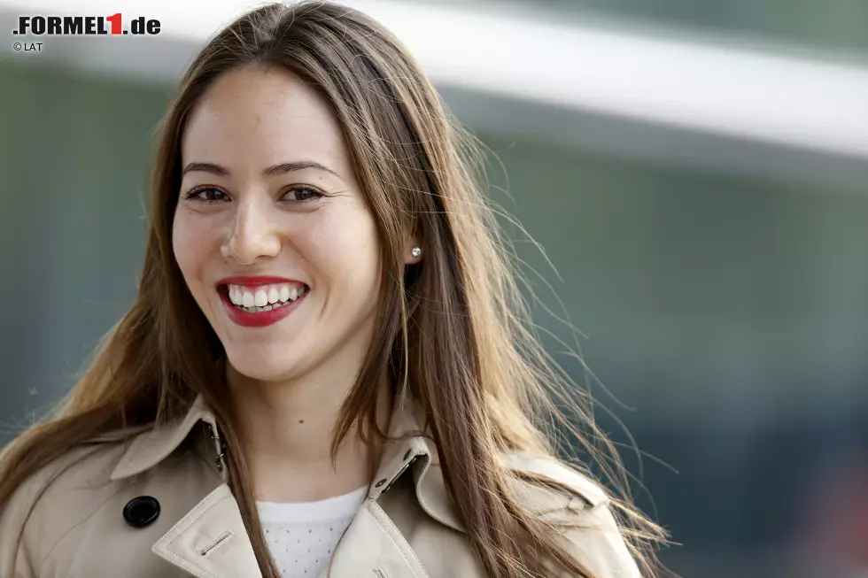 Foto zur News: Sie ist auch ohne einen Hilfsmotor auf dem Velo eine ganz Schnelle: Jenson Buttons Freundin Jessica Michibata ist nicht nur passionierte und erfolgreiche Triathletin, sondern war auch eine der wenigen Glamour-Erscheinungen im Fahrerlager. Westliche Prominenz zieht es traditionell nicht nach Schanghai. Ob es daran liegt, dass an der Strecke jede zweite Steckdose nicht funktioniert?