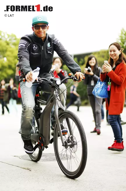 Foto zur News: Vielleicht setzt Lewis Hamilton deshalb auf das bevorzugte Verkehrsmittel der Chinesen? Die Rede ist natürlich vom Fahrrad, dass trotz des Siegeszuges des Autos aus den Großstädten und aus ländlichen Teilen des Landes nicht wegzudenken ist. Wie in seinem Dienstwagen setzt der Brite auf zwei Rädern auf elektrische Zusatzpower. Einmal Hybrid, immer Hybrid, könnte man meinen.