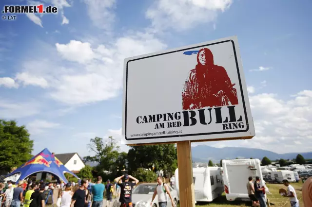 Foto zur News: Wer behauptete, die Location Nummer eins für Motorsport-Camping am vergangenen Wochenende sei der Nürburgring gewesen, wo das 24-Stunden-Rennen stieg, der lag falsch: Rund um den Red-Bull-Ring wurden die Heringe in Massen in die Wiese gehauen. Die beschauliche Alm-Idylle wich von Donnerstag bis Sonntag bis in die frühen Morgenstunden einer tosenden Partyzone. Dietrich Mateschitz hatte dieses Szenario opponierenden Anwohnern mit großzügigen Subventionen für Renovierungsarbeiten ihrer Hausfassaden schmackhaft gemacht.