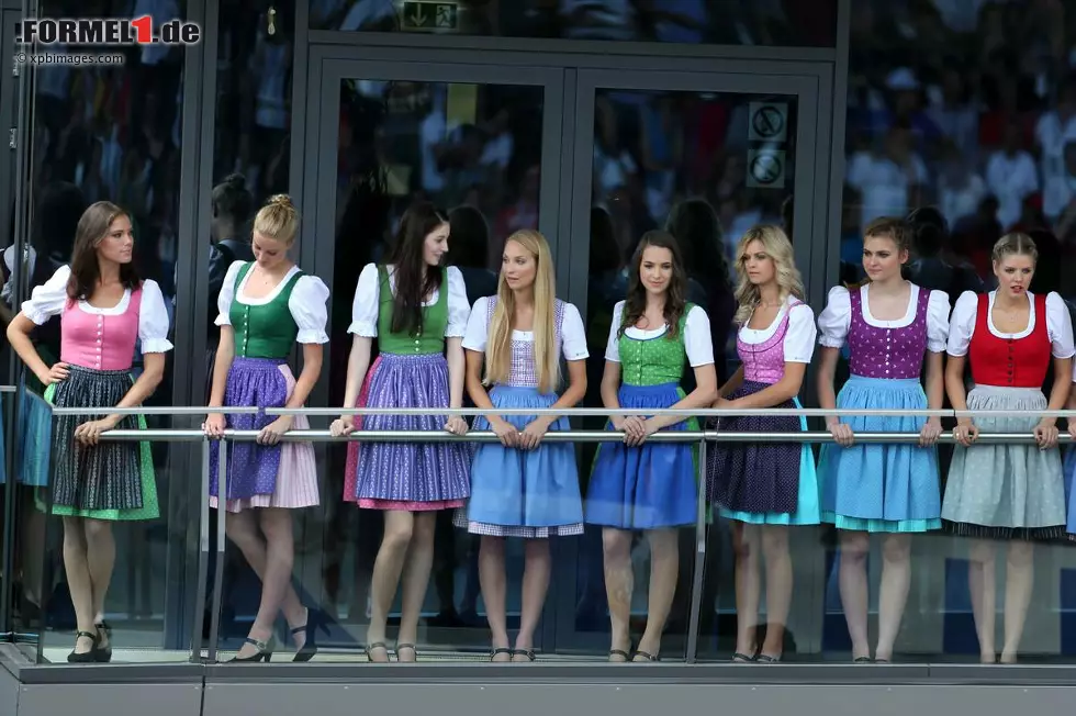 Ihre Rückkehr in den Formel-1-Zirkus feierten die Formula Unas - standesgemäß im Dirndl. Die ausnehmend attraktiven Damen waren nicht nur die den Fotografen ein begehrtes Motiv. Foto zur News: Ihre Rückkehr in den Formel-1-Zirkus feierten die Formula Unas - standesgemäß im Dirndl. Die ausnehmend attraktiven Damen waren nicht nur die den Fotografen ein begehrtes Motiv.