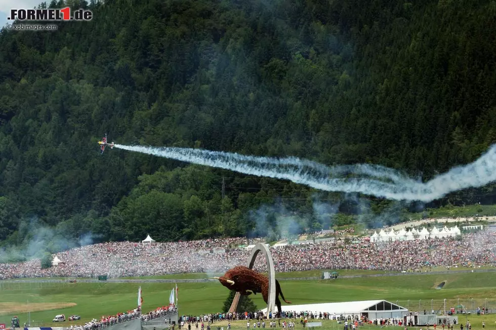Die Show des Kunstfliegers Arch war übrigens nur die Zierde eines groß angelegten Flugprogramms. Um Promis vor großem Trubel zu schützen, wurden rund 70 private Maschinen auf dem Militärflugfeld Hinterstoisser in Zeltweg gelandet und gestartet. Foto zur News: Die Show des Kunstfliegers Arch war übrigens nur die Zierde eines groß angelegten Flugprogramms. Um Promis vor großem Trubel zu schützen, wurden rund 70 private Maschinen auf dem Militärflugfeld Hinterstoisser in Zeltweg gelandet und gestartet.