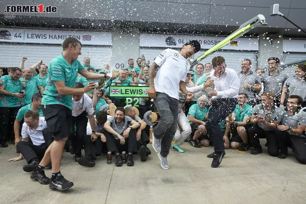 Lewis Hamilton tanzte nicht zu diesen Klängen, ließ sich aber von seinen Mechanikern auch für einen zweiten Rang mit Champagner feiern. Unschuldiges Opfer der Attacke mit der Edelbrause war Ex-Formel-1-Pilot Anthony Davidson, der eigentlich ein Interview für die britischen Kollegen von 'Sky Sports F1' hatte führen wollen. Foto zur News: Lewis Hamilton tanzte nicht zu diesen Klängen, ließ sich aber von seinen Mechanikern auch für einen zweiten Rang mit Champagner feiern. Unschuldiges Opfer der Attacke mit der Edelbrause war Ex-Formel-1-Pilot Anthony Davidson, der eigentlich ein Interview für die britischen Kollegen von 'Sky Sports F1' hatte führen wollen.