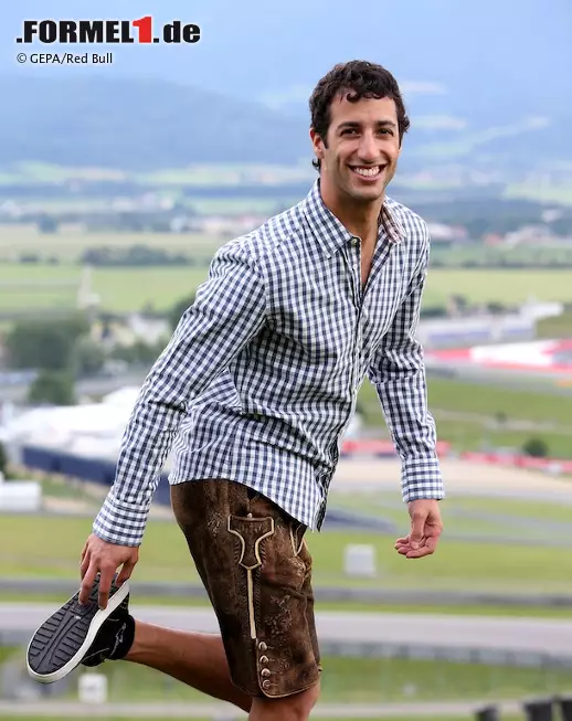 Daniel Ricciardo testete den passenden Overall. Auch in Lederhosen machte der australische Sunnyboy eine gute Figur, am passenden Schuhwerk müssen er und Red Bull allerdings noch arbeiten. Foto zur News: Daniel Ricciardo testete den passenden Overall. Auch in Lederhosen machte der australische Sunnyboy eine gute Figur, am passenden Schuhwerk müssen er und Red Bull allerdings noch arbeiten.