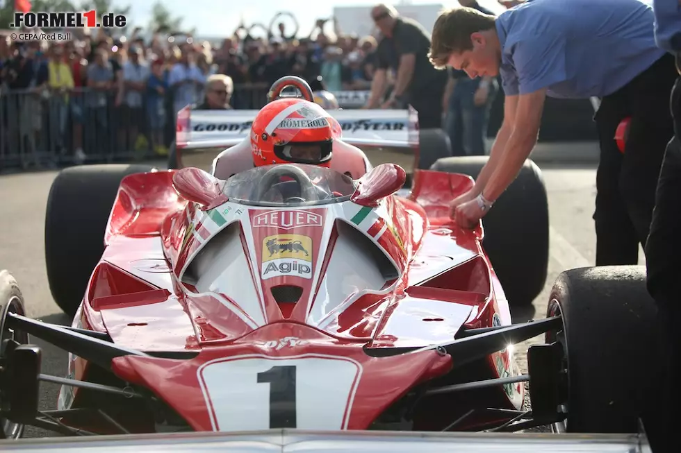 Foto zur News: Es sah aus wie im Kinofilm "Rush", nur dass in diesem Ferrari von 1976 der echte Lauda Platz genommen hatte. Der Wagen war tatsächlich für die Hollywood-Inszenierung genutzt geworden.