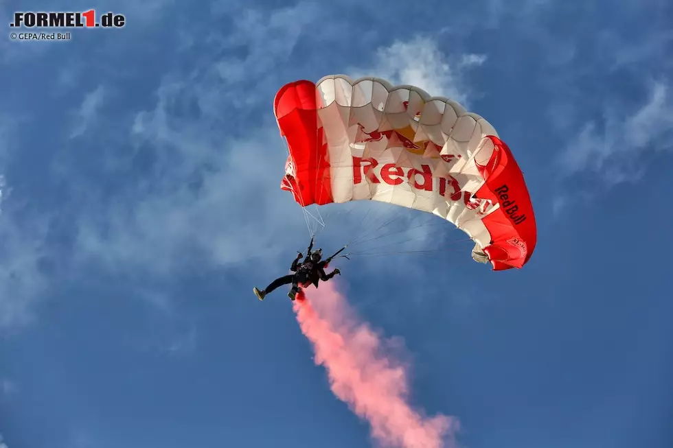 Foto zur News: Ihre Flugkünste demonstrierten die "Flying Bulls" und Air-Race-Pilot Hannes Arch. Das Österreichische Bundesheer schickte zwei Eurofighter für Überflüge in die Luft.