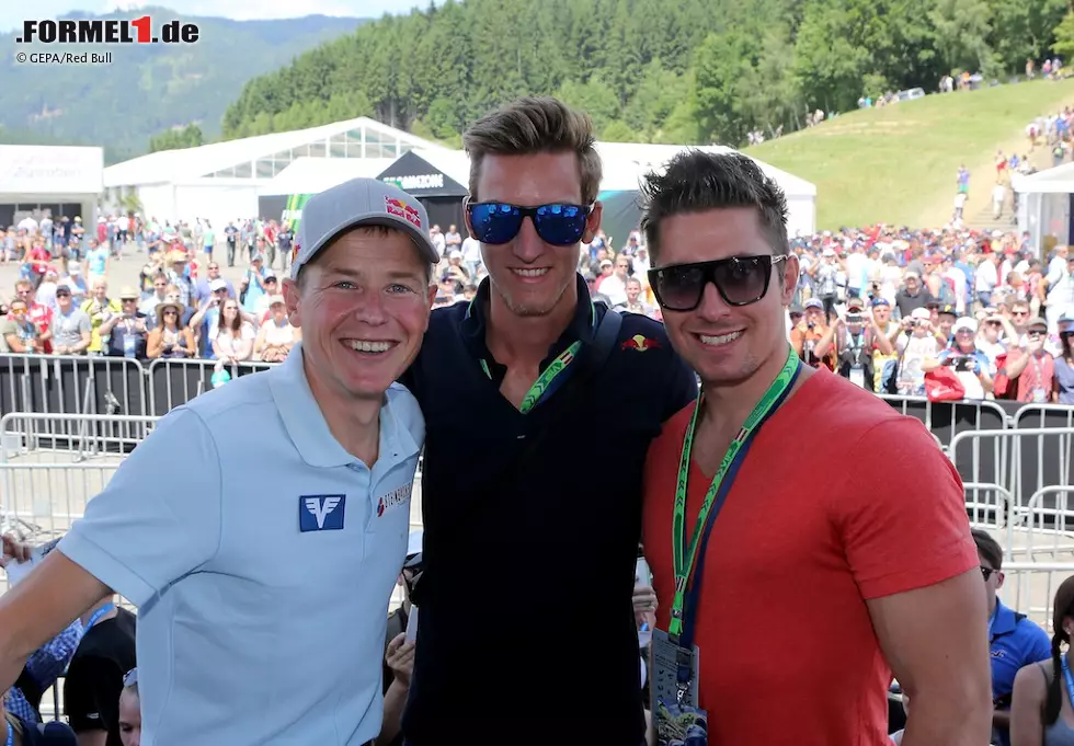 Ihren Spaß hatten auch die Wintersportler Andreas "Goldi" Goldbeger, Gregor Schlierenzauer und Marcel Hirscher. Die Skispringer und der Ski-alpin-Star waren begehrte Ziele der Autogrammjäger, schließlich sind sie in Österreichs schneereichen Haus- und Hofdisziplinen die Aushängeschilder. Foto zur News: Ihren Spaß hatten auch die Wintersportler Andreas "Goldi" Goldbeger, Gregor Schlierenzauer und Marcel Hirscher. Die Skispringer und der Ski-alpin-Star waren begehrte Ziele der Autogrammjäger, schließlich sind sie in Österreichs schneereichen Haus- und Hofdisziplinen die Aushängeschilder.