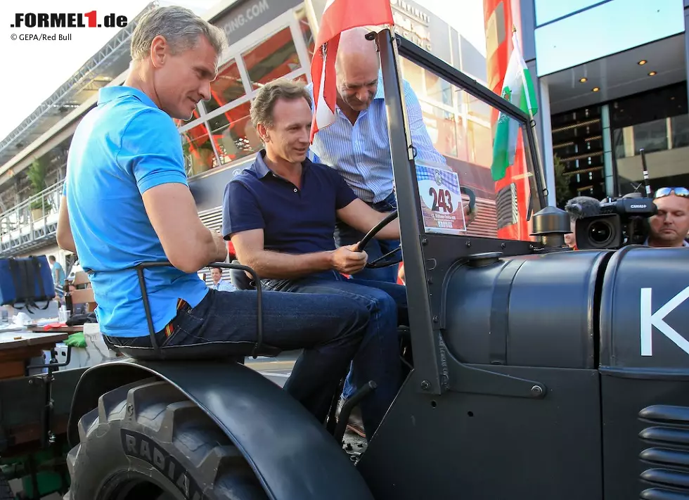 Foto zur News: Neuer Dienstwagen für Sebastian Vettel? Zuverlässiger als sein RB10 ist dieses Modell, das David Coulthard, Teamchef Christian Horner und Stardesigner Adrian Newey beim &quot;Steirischen Abend&quot; im Paddock ausprobierten, mit Sicherheit.