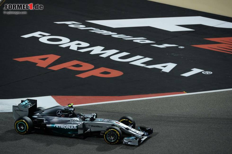 Foto zur News: Gulf Daily News (Bahrain): "Historisches Nachtrennen ist ein Gewinner. Lewis Hamilton besiegt nach einem intensiven Duell über die gesamte Renndistanz seinen Teamkollegen Nico Rosberg."