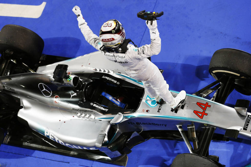 Foto zur News: The Telegraph (Großbritannien): &quot;Hamilton wehrt Rosberg im Bahrain-Thriller ab. Der Brite verdrängt seinen Teamkollegen Rosberg in einem Duell von epischen Ausmaßen.&quot;