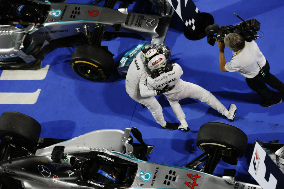 Foto zur News: Blick (Schweiz): &quot;Viel Action beim Nacht-GP in Bahrain. Lewis Hamilton siegt nach spektakulärem Kampf mit Teamkollege Nico Rosberg. Was für eine Show!&quot;