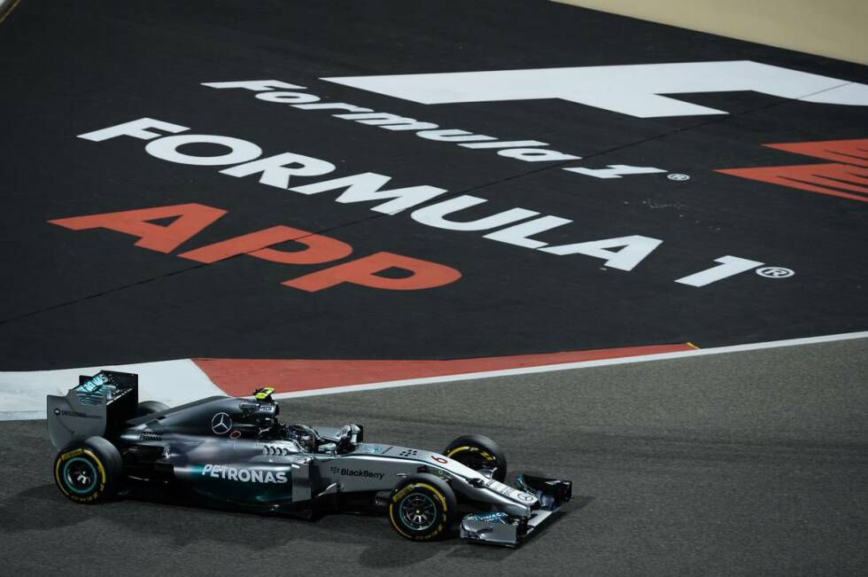 Foto zur News: Gulf Daily News (Bahrain): &quot;Historisches Nachtrennen ist ein Gewinner. Lewis Hamilton besiegt nach einem intensiven Duell über die gesamte Renndistanz seinen Teamkollegen Nico Rosberg.&quot;