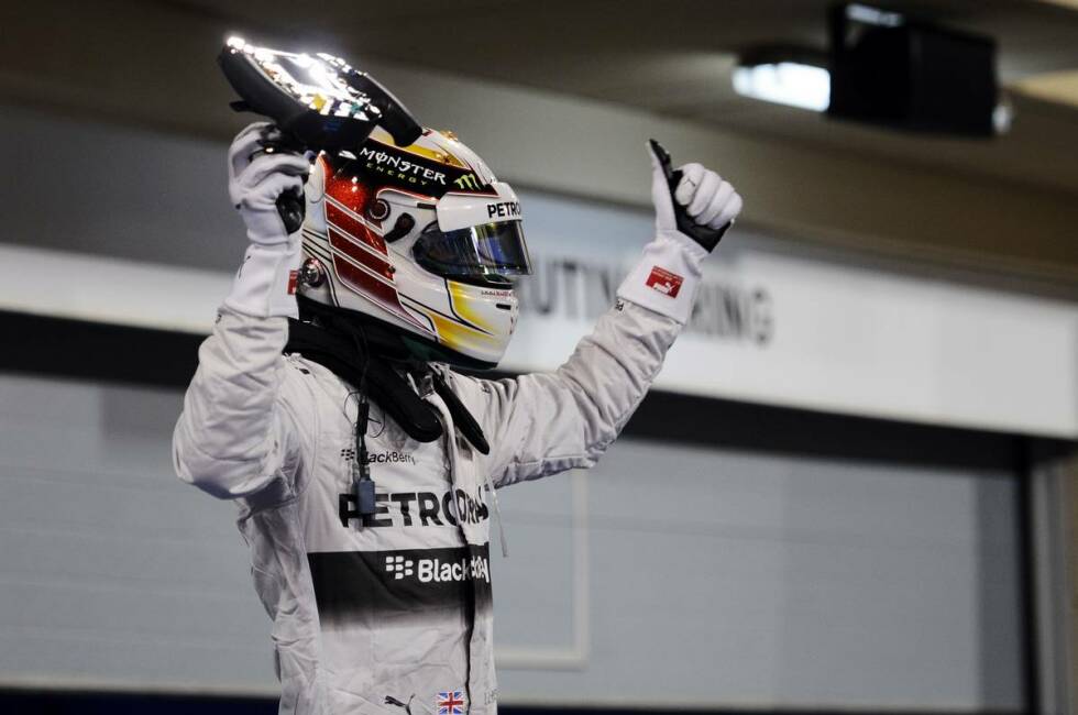 Foto zur News: Daily Mirror (Großbritannien): &quot;Lewis Hamilton gewinnt einen Thriller-Grand-Prix in Manama. Der Champion von 2008 triumphiert zum zweiten Mal innerhalb von acht Tagen und liegt nur noch elf Punkte hinter WM-Spitzenreiter Nico Rosberg.&quot;