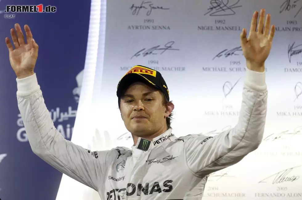 Kleine Zeitung (Österreich): "Mercedes bleibt auch nach dem dritten Saisonrennen das Maß der Formel 1, auf und abseits der Rennstrecken. Alle drei Grand Prix haben die Silberpfeile gewonnen. In Bahrain feierten sie eine Woche nach Malaysia ihren zweiten Doppelsieg, beide Male stand Lewis Hamilton ganz oben, Nico Rosberg hingegen führt weiter die WM an." Foto zur News: Kleine Zeitung (Österreich): "Mercedes bleibt auch nach dem dritten Saisonrennen das Maß der Formel 1, auf und abseits der Rennstrecken. Alle drei Grand Prix haben die Silberpfeile gewonnen. In Bahrain feierten sie eine Woche nach Malaysia ihren zweiten Doppelsieg, beide Male stand Lewis Hamilton ganz oben, Nico Rosberg hingegen führt weiter die WM an."