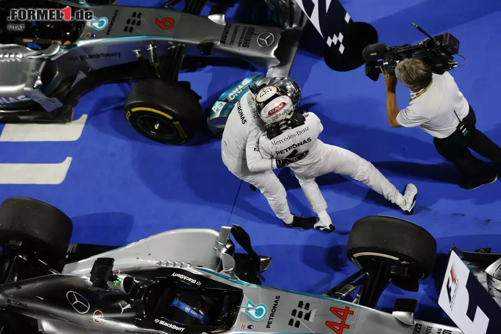 Blick (Schweiz): "Viel Action beim Nacht-GP in Bahrain. Lewis Hamilton siegt nach spektakulärem Kampf mit Teamkollege Nico Rosberg. Was für eine Show!" Foto zur News: Blick (Schweiz): "Viel Action beim Nacht-GP in Bahrain. Lewis Hamilton siegt nach spektakulärem Kampf mit Teamkollege Nico Rosberg. Was für eine Show!"