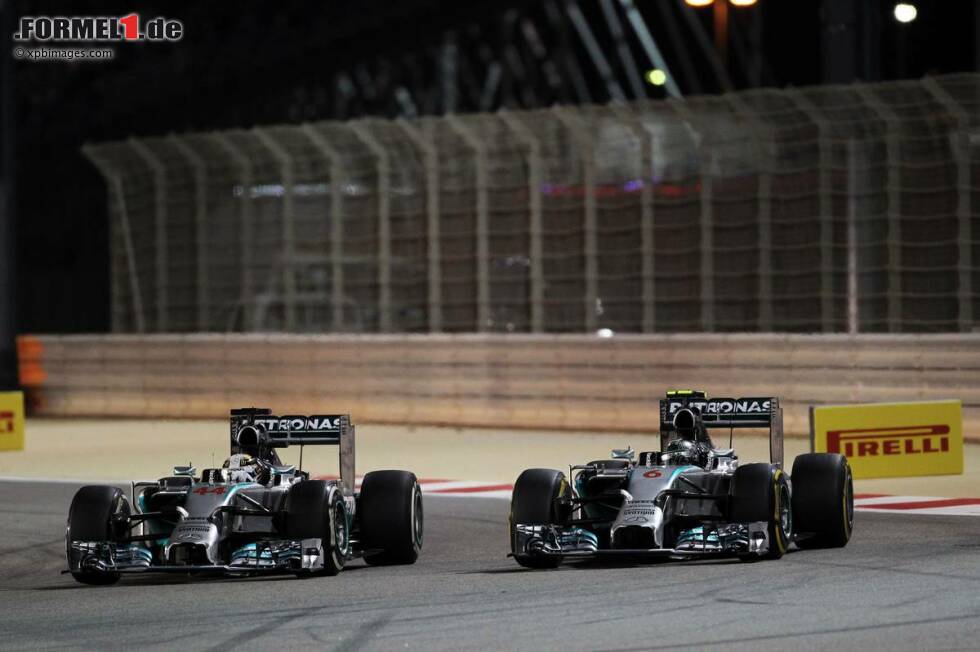 Foto zur News: Daily Mai (Großbritannien)l: &quot;Die Formel 1 ist langweilig? Keine Chance! Der brillante Hamilton wehrt Rosberg im Rennen des Jahrhunderts ab. Das war die beste Leistung von Hamilton in seiner Karriere beim besten Grand Prix des Jahrhunderts.&quot;