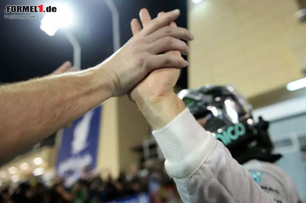 L'Equipe (Frankreich): "Mercedes macht die Show. Die beiden Mercedes-Piloten kämpfen ohne Aggressivität und mit Fairplay, Lewis Hamilton ist Gewinner des Bruderduells." Foto zur News: L'Equipe (Frankreich): "Mercedes macht die Show. Die beiden Mercedes-Piloten kämpfen ohne Aggressivität und mit Fairplay, Lewis Hamilton ist Gewinner des Bruderduells."