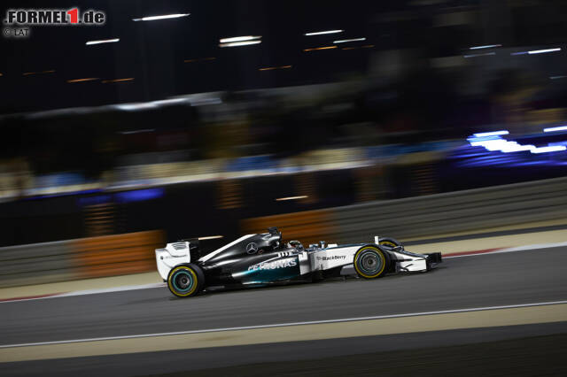 Foto zur News: Lewis Hamilton lässt gleich am Freitag keine Zweifel aufkommen, wen es in Bahrain zu schlagen gilt. Der Brite dominiert vor dem Qualifying alle Trainingssitzungen und zeigt auch seinem Teamkollegen Nico Rosberg eindrucksvoll, dass er sich nicht hinter dem Deutschen anstellen will. Rosberg schließt indes alle Trainings als Zweiter ab und untermauert die Mercedes-Dominanz.